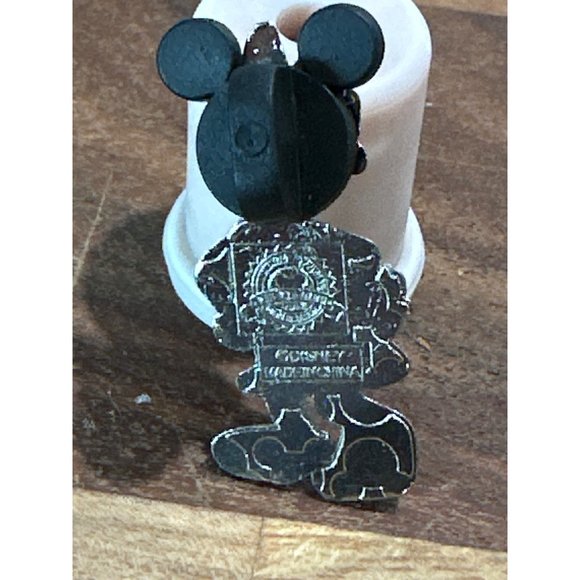 Disney Daisy Duck Pin Mickey Trading Pin Authentic Sunglasses Cool Character - Picture 2 of 4